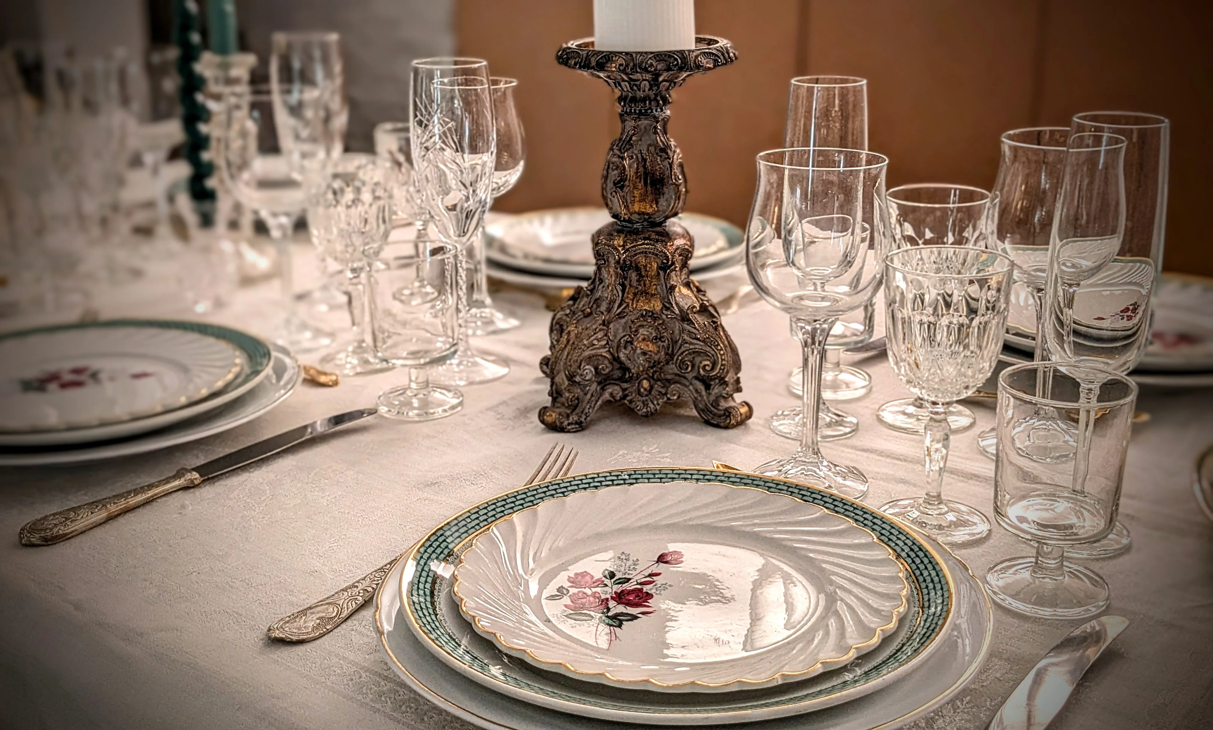 Table dressée avec vaisselle vintage